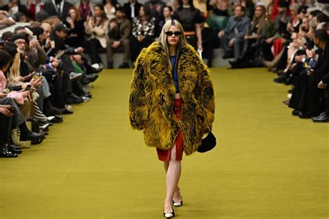 sfilata gucci 2023 donna|La sfilata Gucci donna per l'autunno.